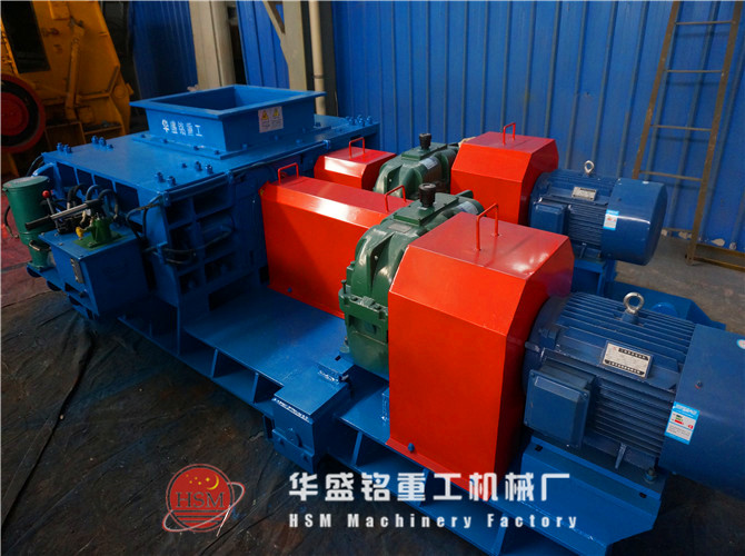 裝車(chē)完畢對(duì)輥破碎機(jī)出發(fā)